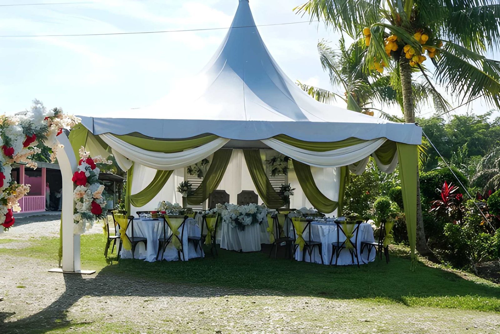Canopy piramid dengan meja